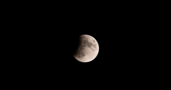 Listopad to jeden z najlepszych miesięcy do obserwacji nocnego nieba. Słońce wcześniej zachodzi, a warunki pogodowe niejednokrotnie są sprzyjające. We wtorek będziemy mieli ciekawe zjawisko, niestety nie widziane z terenu Polski - zaćmienie Księżyca. Astronomowie podpowiadają co ciekawego można jednak zobaczyć na nocnym niebie w listopadzie.