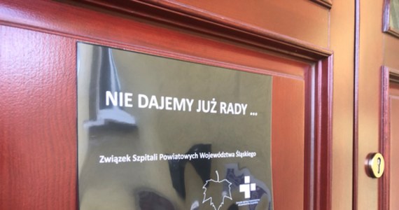 23 szpitale zrzeszone w Związku Szpitali Powiatowych Województwa Śląskiego, rozpoczęły w poniedziałek akcję  pod hasłem „Czarna polska jesień". Związek chce zwrócić uwagę na dramatyczną sytuację finansową tych placówek. 