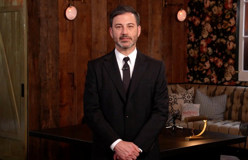 Jimmy Kimmel po pięciu latach powraca jako gospodarz 95. gali rozdania Oscarów 2023. Gwiazdor poprowadzi wręczenie nagród po raz trzeci. Jak donosi "Variety", powrót Kimmela został ogłoszony w poniedziałek przez Glenna Weissa i Ricky'ego Kirshnera, producentów wykonawczych i showrunnerów stojących za rozdaniem Oscarów.