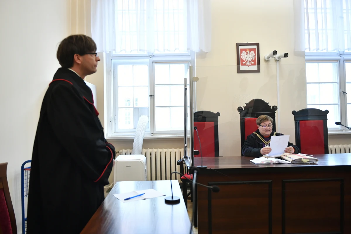 Sąd Okręgowy w Gdańsku uniewinnił trzech mieszkańców Warszawy, którzy w 2019 r. przewrócili pomnik ks. prałata Henryka Jankowskiego. Rok temu sąd pierwszej instancji, uznał ich za winnych przewrócenia pomnika, ale z uwagi na niską szkodliwość społeczną czynu, odstąpił od wymierzenia kary. Wyrok jest prawomocny.