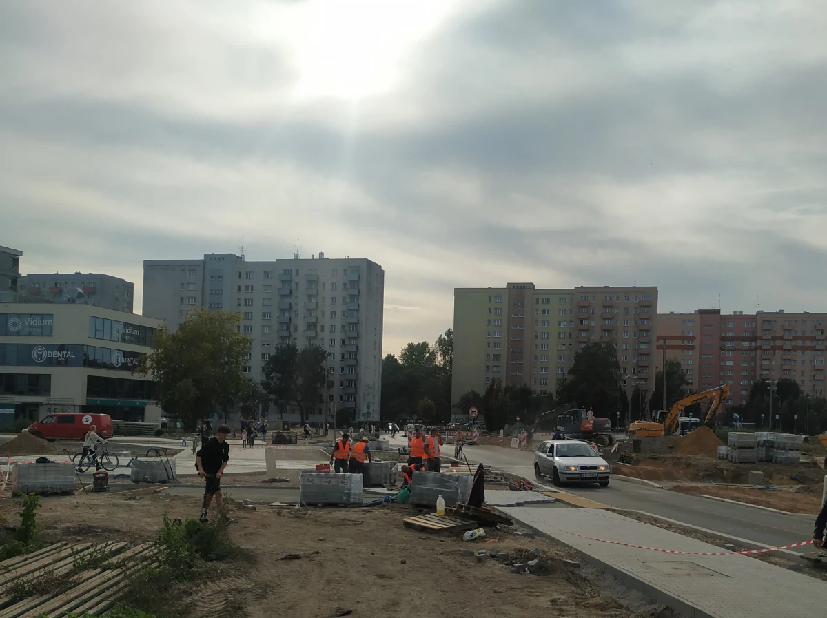 Od 11 listopada (piątek) zostanie przywrócone kursowanie tramwajów na odcinku Dworzec Towarowy – Krowodrza Górka w Krakowie. Na pętli Krowodrza Górka będzie funkcjonować nowy układ torowy. Będą też zmiany w organizacji ruchu dla kierowców.