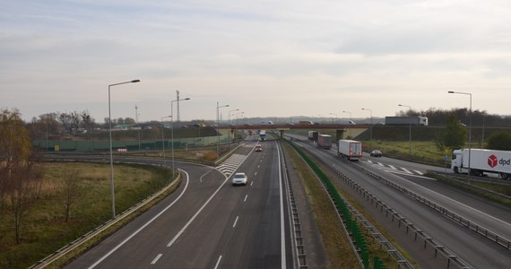 Po ponad roku zakończyły się prace związane z remontem nawierzchni na autostradzie A2 pomiędzy węzłami Emilia oraz Stryków w Łódzkiem. Remont łącznie objął 20-kilometrowy odcinek drogi i prowadzony był etapami bez wstrzymywania przejazdu.