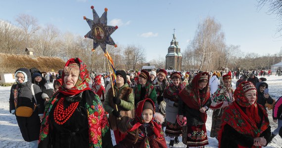 Ukraińska Cerkiew Prawosławna ogłosiła, że zezwala, by jej wierni obchodzili Boże Narodzenie 25 grudnia. W ten sposób odcina się od daty 7 stycznia, kiedy to narodzenie Jezusa Chrystusa świętują Rosjanie i pro-putinowska rosyjska Cerkiew. 
