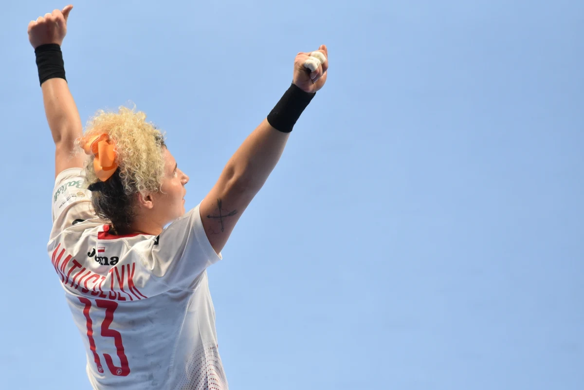 Polska pokonała w Podgoricy Hiszpanię 22:21 (12:12) w drugim występie w mistrzostwach Europy piłkarek ręcznych, których współorganizatorami są Czarnogóra, Macedonia Płn. i Słowenia. Najlepszą zawodniczką meczu (MVP) wybrano Monikę Kobylińską, która rzuciła 5 goli.