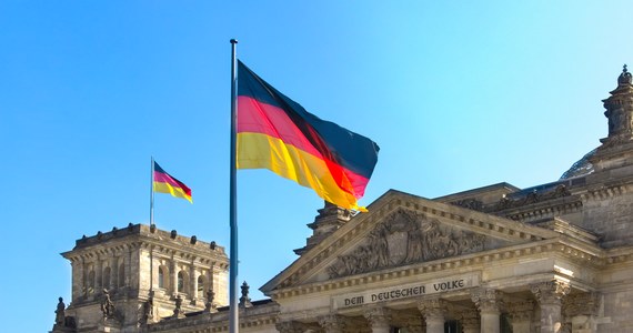​Z powodu licznych nieprawidłowości, wybory federalne przeprowadzone we wrześniu ubiegłego roku w Berlinie powinny zostać powtórzone w 431 okręgach wyborczych. Odpowiednie zalecenie zostało przyjęte w poniedziałek wieczorem w Bundestagu przez Rewizyjną Komisję Wyborczą - poinformowała agencja dpa.