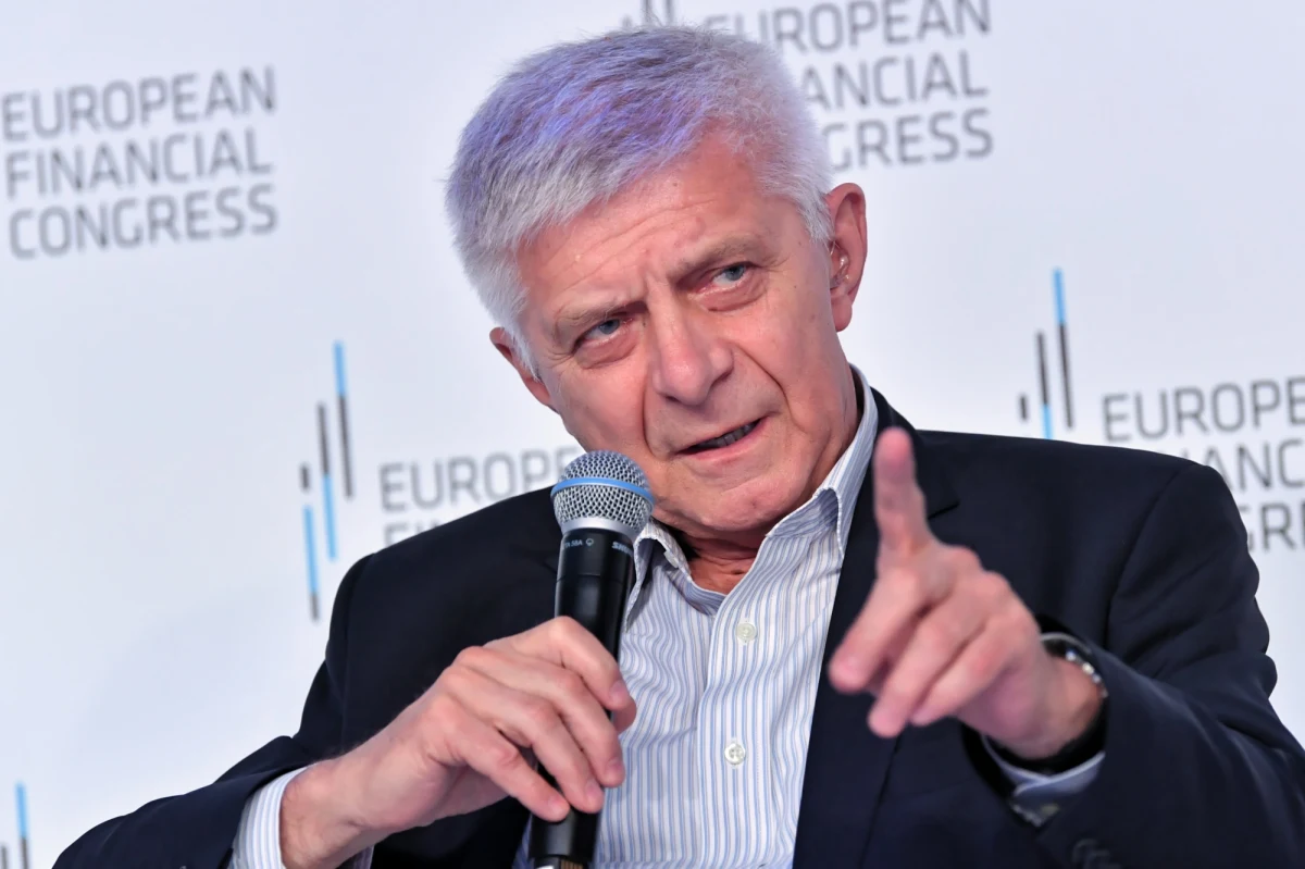 „Rada jest taka – dyscyplinować finanse publiczne i pomagać NBP w ograniczaniu wypływu pieniądza na rynek” – mówił ekonomista i były premier Marek Belka pytany w rozmowie 7 pytań o 7:07 w internetowym Radiu RMF24 o to, co doradziłby polskiemu rządowi, żeby opanować rosnącą inflację. Zdaniem byłego prezesa NBP tarcze antyinflacyjne obniżające ceny energii czy paliw powinny zostać bardzo mocno ograniczone. 