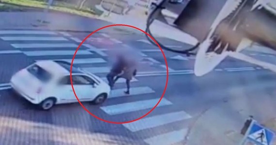 Dwie osoby potrąciła na przejściu dla pieszych w Zielonej Górze kobieta kierująca fiatem. Film ze zdarzenia opublikowała lubuska policja. 