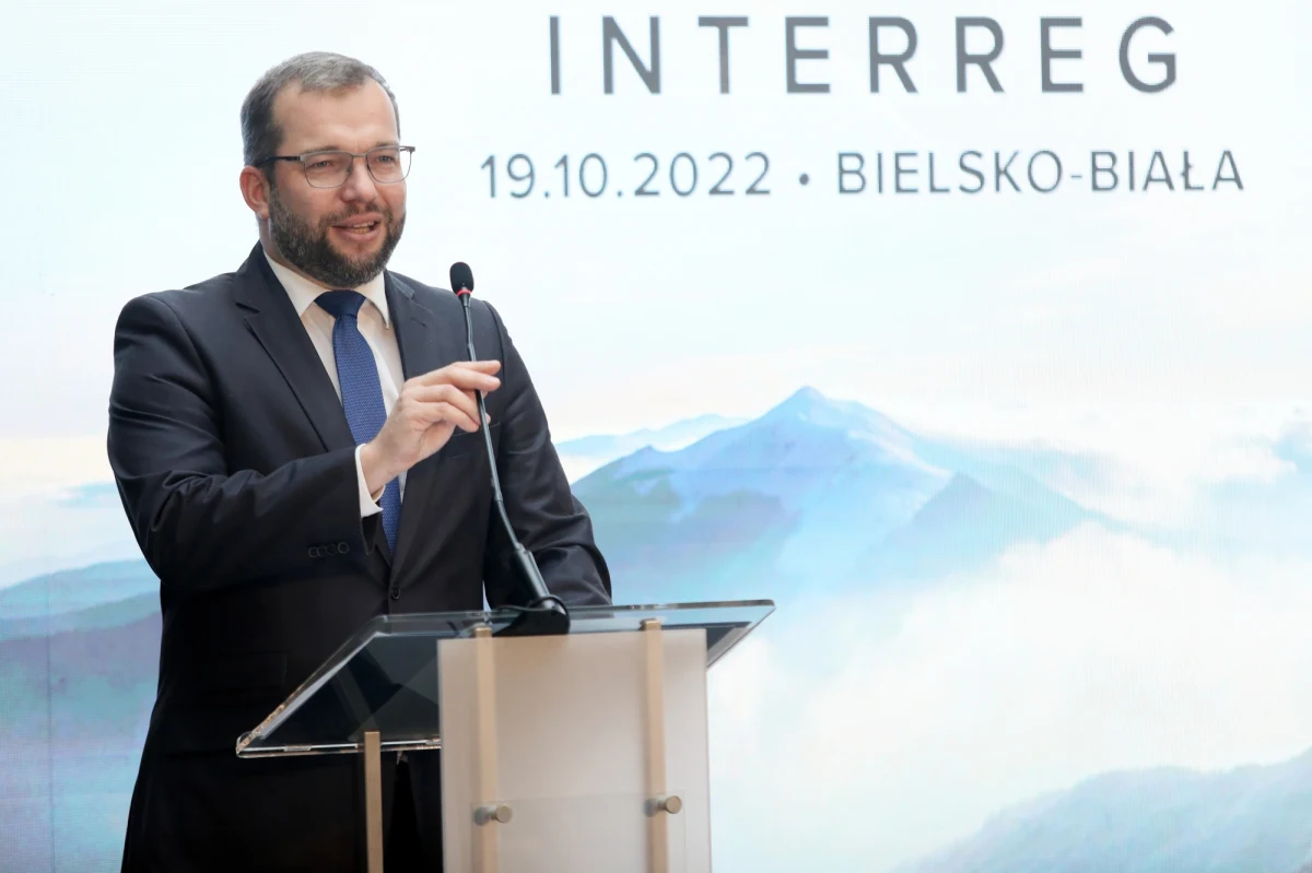 Podjęcie przez inne media tematu przeciągania się tworzenia Komitetu Monitorującego KPO zwraca uwagę na kilka ciekawych aspektów tej zwłoki. Jednym z nich jest potrójny i wpływowy działacz społeczny, innym fakt, że lista wyznaczonych już członków Komitetu nie zawiera... ich nazwisk. Trudno też pominąć uporczywe twierdzenia rządu, że istnieje coś, co nie istnieje. 