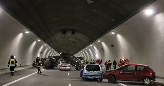 36 osób zostało rannych w wypadku kilku pojazdów - to scenariusz ćwiczeń służb ratunkowych, które odbyły się dziś na zakopiance. Uczestniczyło w nich prawie 200 strażaków i policjantów, a także załoga Lotniczego Pogotowia Ratunkowego.