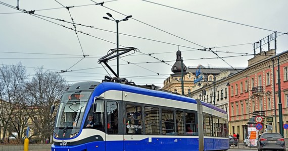 Z poważnym urazem głowy trafił do szpitala kontroler biletów, który został zaatakowany przez grupkę pasażerów podczas sprawdzania biletów w tramwaju w Krakowie. Według rzecznika spółki Rewizor Piotra Wieczorka, jest to już trzeci napad na kontrolera w ciągu ostatniego miesiąca.