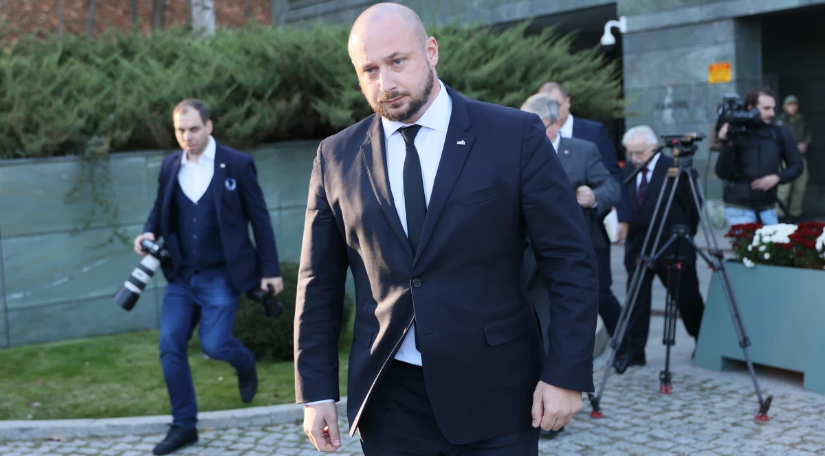 ​We wtorek szef BBN Jacek Siewiera spotkał się z byłymi szefami Biura. W trakcie spotkania omówiono kwestie wojny na Ukrainie, jej krótko- i długoterminowe konsekwencje dla Polski oraz wyzwania związane z migracją. Siewiera powiedział, że "budowa zapory na granicy z obwodem kaliningradzkim stanowi sygnał dla Federacji Rosyjskiej, że Polska ma oczy zwrócone w tym kierunku i rozumie ryzyka, jakie mogą wiązać się z wykorzystaniem migrantów jako zakładników w ataku hybrydowym".