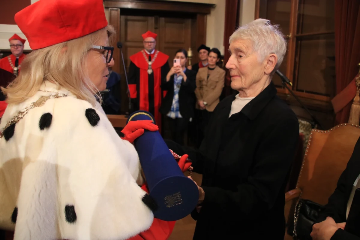 Prof. Hélène Langevin-Joliot, wnuczka Marii Skłodowskiej-Curie, odebrała przyznany 100 lat temu swojej babci i polskiej noblistce tytuł doktora honoris causa Uniwersytetu im. Adama Mickiewicza w Poznaniu (UAM). W ramach 100-lecia nadania dyplomu zaplanowano również m.in. wernisaż i sympozjum.