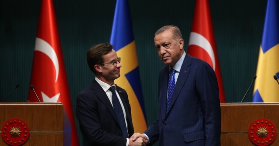 Szwecja wypełni swoje zobowiązania dotyczące bezpieczeństwa, które podjęła wobec Turcji w zamian za jej zgodę na przystąpienie Sztokholmu do NATO - zapowiedział szwedzki premier Ulf Kristersson po spotkaniu z prezydentem Turcji Recepem Tayyipem Erdoganem w Ankarze. "Chcemy zobaczyć więcej postępów" - oświadczył z kolei Erdogan.