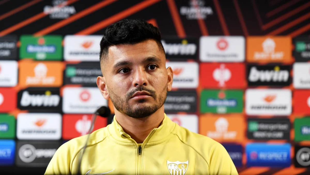 Meksykańska Federacja Piłkarska poinformowała, że jeden z czołowych piłkarzy reprezentacji Meksyku i hiszpańskiej Sevilli Jesus Corona nie zagra w mistrzostwach świata w Katarze. Powodem absencji jest poważna kontuzja lewej nogi, którą zawodnik odniósł podczas treningu w sierpniu.