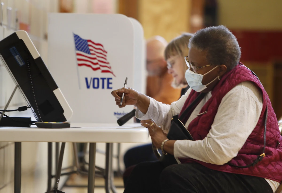W hrabstwie Maricopa w amerykańskiej Arizonie w ok. 20 proc. lokali wyborczych doszło do awarii maszyn do liczenia głosów - podały lokalne władze. Zaznaczyły jednak, że mimo to wyborcy nadal mogą oddawać głosy.