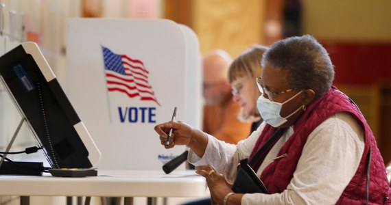 W hrabstwie Maricopa w amerykańskiej Arizonie w ok. 20 proc. lokali wyborczych doszło do awarii maszyn do liczenia głosów - podały lokalne władze. Zaznaczyły jednak, że mimo to wyborcy nadal mogą oddawać głosy.
