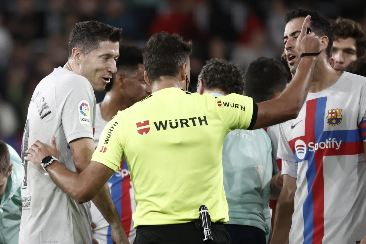 Piłkarz Barcelony Robert Lewandowski został ukarany drugą żółtą i w konsekwencji czerwoną kartką w wyjazdowym meczu z Osasuną Pampeluna w 14. kolejce hiszpańskiej ekstraklasy. Kapitan reprezentacji Polski musiał opuścić boisko już w 31. minucie.