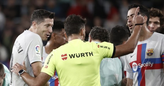 Piłkarz Barcelony Robert Lewandowski został ukarany drugą żółtą i w konsekwencji czerwoną kartką w wyjazdowym meczu z Osasuną Pampeluna w 14. kolejce hiszpańskiej ekstraklasy. Kapitan reprezentacji Polski musiał opuścić boisko już w 31. minucie.