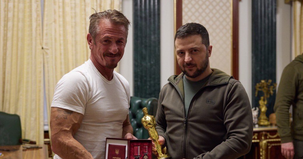 Amerykański aktor Sean Penn po raz trzeci od początku rosyjskiej inwazji odwiedził Ukrainę. Podczas spotkania z prezydentem Wołodymyrem Zełenskim we wtorek przekazał mu swoja statuetkę Oscara "jako symbol wiary w zwycięstwo". Nagroda ma pozostać na Ukrainie do czasu wygrania przez nią wojny.