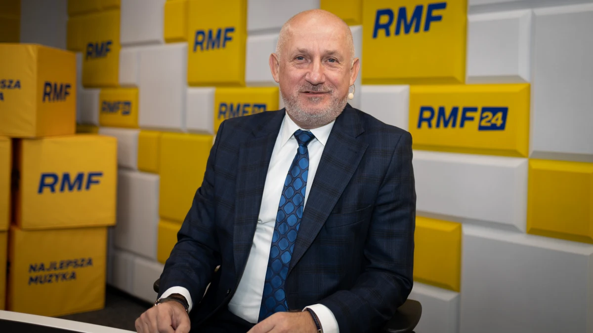 "Mogę mówić za siebie, bo jeszcze o tym nie rozmawialiśmy. Ja i w poprzedniej, i w tej kadencji nie widzę najmniejszego powodu, żeby siadać z PiS-em do rozmowy o zmianie w konstytucji. To jest kwestia powołania komisji konstytucyjnej, zmian w Konstytucji szerszej. Ja nie mam zaufania do tych osób w żaden sposób" – mówił w Porannej rozmowie w RMF FM poseł KO Sławomir Neumann, pytany, czy KO poprze zniesienie immunitetów formalnych dla parlamentarzystów i sędziów.