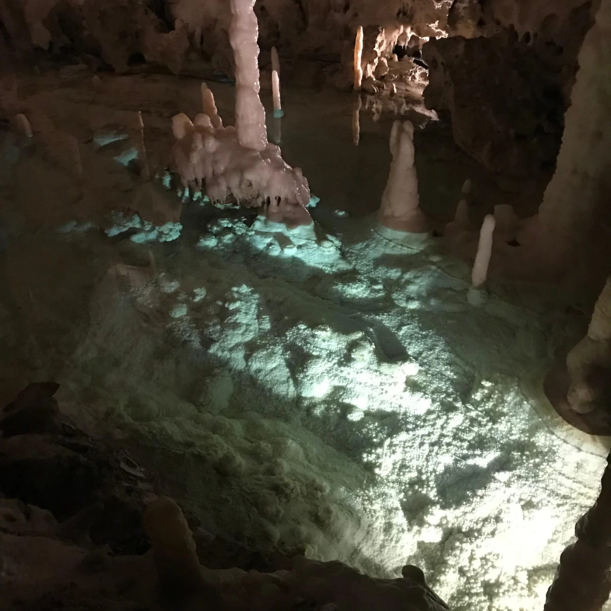 Turyści mogą zwiedzać to miejsce od niespełna półwiecza. Kompleks jaskiń Grotte di Frasassi we włoskiem rejonie Marche zachwyca skalnymi formami, które ukryte przed ludzkim wzrokiem kształtowały się przez setki tysięcy lat. Największą z jaskiń odkryto dopiero w 1971 roku. Jak wygląda zwiedzanie Grotte di Frasassi i co czeka na nas w środku? 