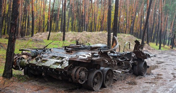 "Putin już poniósł porażkę, ponieważ inwazja na Ukrainę okazała się poważnym strategicznym błędem Kremla; Rosja straciła w tej wojnie około połowy wszystkich swoich czołgów i większość precyzyjnych pocisków rakietowych" - oznajmił amerykański wiceminister obrony ds. politycznych Colin Kahl, cytowany przez CNN.