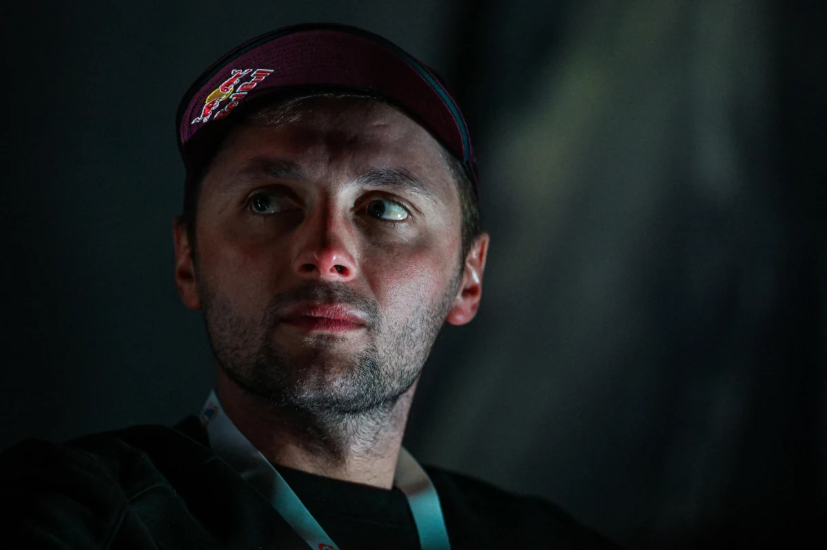 "Staram się godnie reprezentować Polskę i nie wstydzę się tego. Zawsze zabieramy flagę po to, żeby pokazywać, że Polacy ciągle potrafią robić fajne i wyjątkowe rzeczy. Zabrałem flagę na większość szczytów" - mówił w internetowym Radiu RMF24 Andrzej Bargiel w rozmowie z Maciejem Pałahickim. Nasz skialpinista był jednym z gości specjalnego programu z okazji Święta Niepodległości. Oddaliśmy głos biało-czerwonym zdobywcom, czyli Polakom, którzy eksplorują świat, chcą być pierwsi w swoich dziedzinach i inspirują innych. 