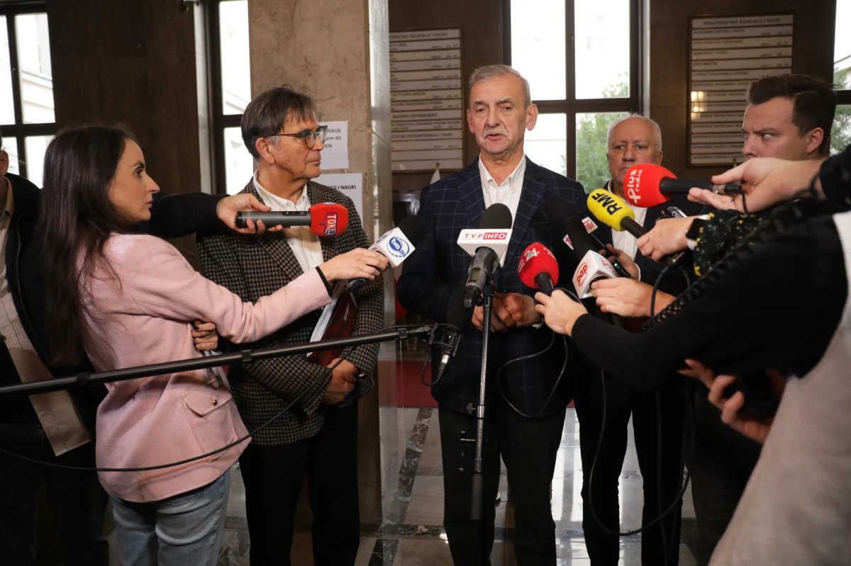 Postulat podwyżkowy dotyczy nauczycieli nie tylko pracujących w szkołach podstawowych i średnich, ale także w szkołach wyższych, bo tam sytuacja wcale nie jest lepsza – powiedział prezes ZNP Sławomir Broniarz po spotkaniu z ministrem edukacji i nauki Przemysławem Czarnkiem. Trwająca niemal 1,5 godziny rozmowa nie przyniosła przełomu. 