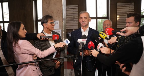 Postulat podwyżkowy dotyczy nauczycieli nie tylko pracujących w szkołach podstawowych i średnich, ale także w szkołach wyższych, bo tam sytuacja wcale nie jest lepsza – powiedział prezes ZNP Sławomir Broniarz po spotkaniu z ministrem edukacji i nauki Przemysławem Czarnkiem. Trwająca niemal 1,5 godziny rozmowa nie przyniosła przełomu. 