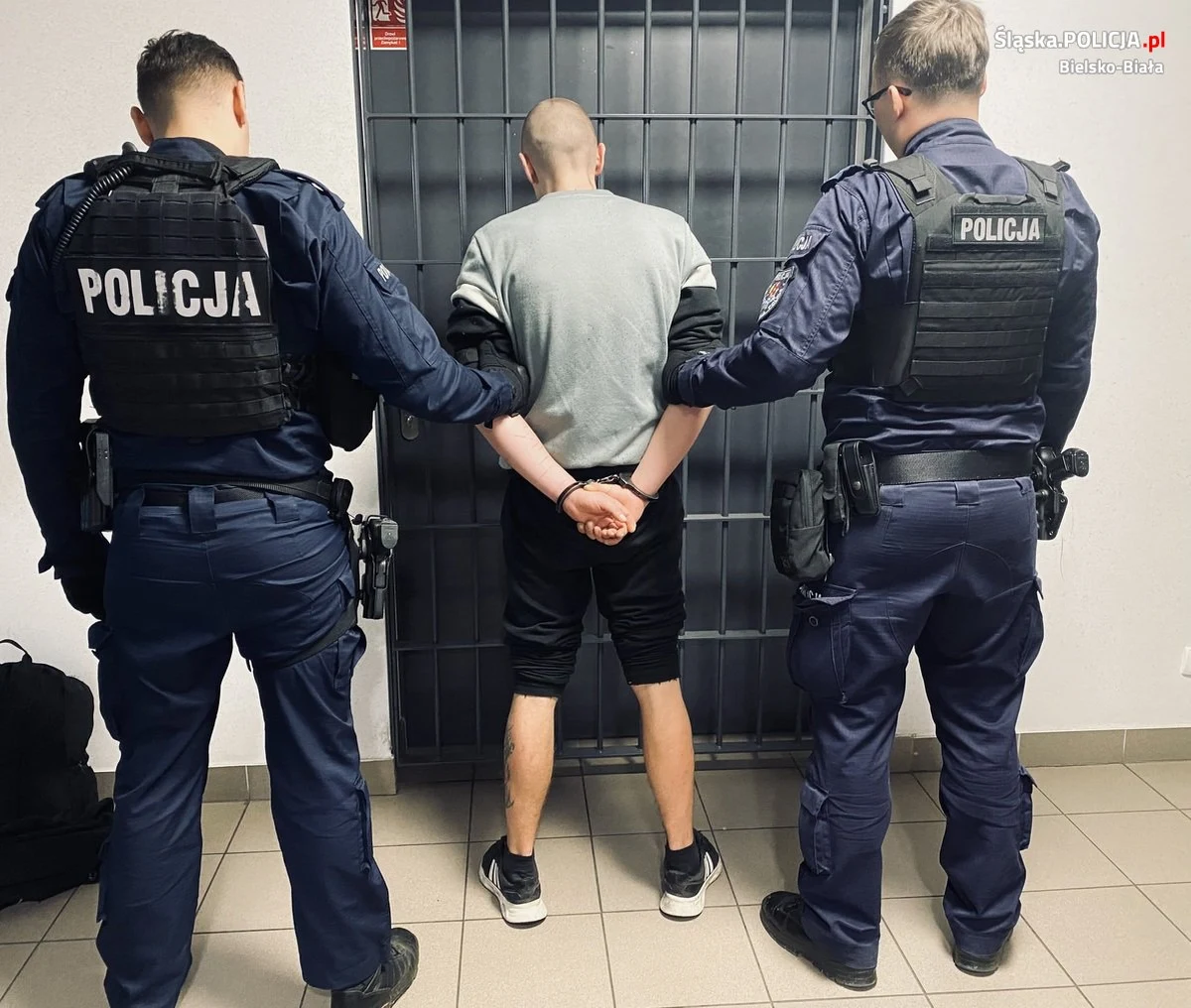 Nawet do ośmiu lat więzienia grozi 26-latkowi, który w centrum Bielska-Białej uszkodził wiaty przystankowe, wyświetlacz bankomatu i szyby wystawowe. Mężczyzna został tymczasowo aresztowany. 