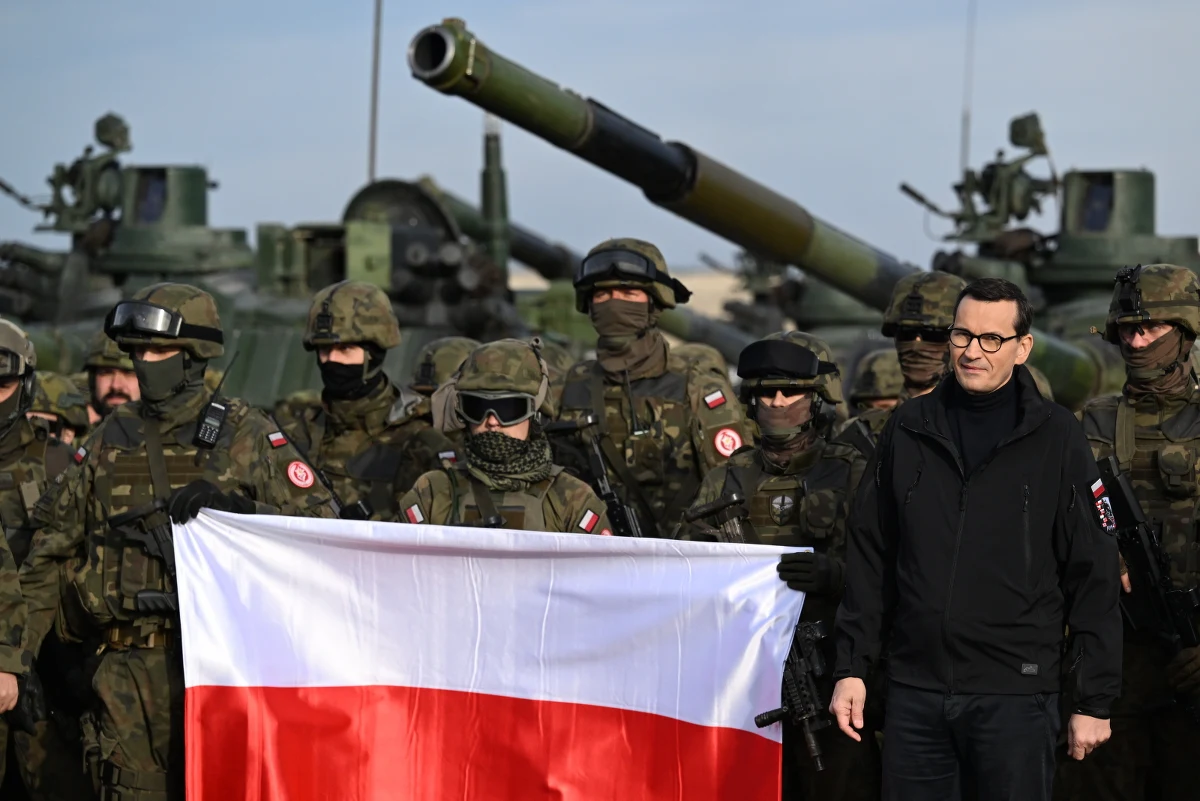 ​Widzimy doskonale, że dobre uzbrojenie mniejszej armii, armii ukraińskiej służy jako skuteczna obrona przed większą barbarzyńską armią rosyjską. Dobre uzbrojenie jest jak trzy proce w ręku Dawida w walce z Goliatem. My taką armię budujemy - powiedział premier Mateusz Morawiecki.