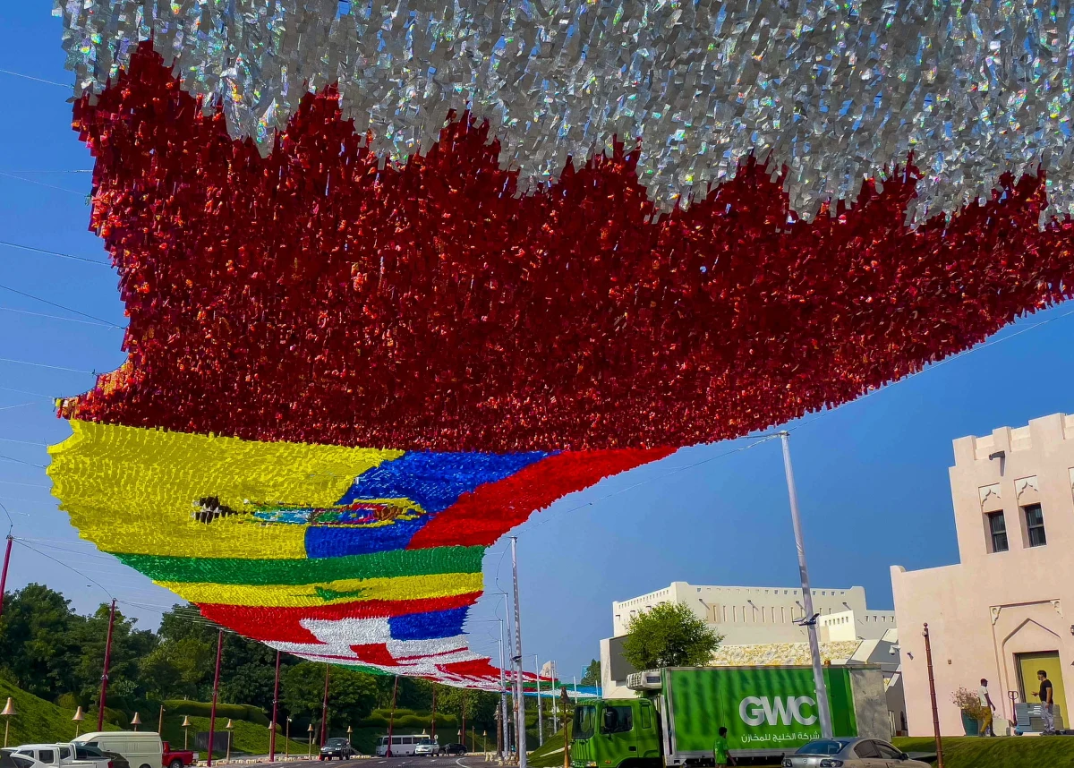 MSZ przygotowało poradnik dla polskich kibiców, którzy chcą pojechać na mistrzostwa świata w piłce nożnej, które rozpoczną się w listopadzie w Katarze. To państwo odmienne niż Polska, z innym kontekstem kulturowym; np. nie wolno tam spożywać alkoholu - mówi rzecznik resortu Łukasz Jasina.