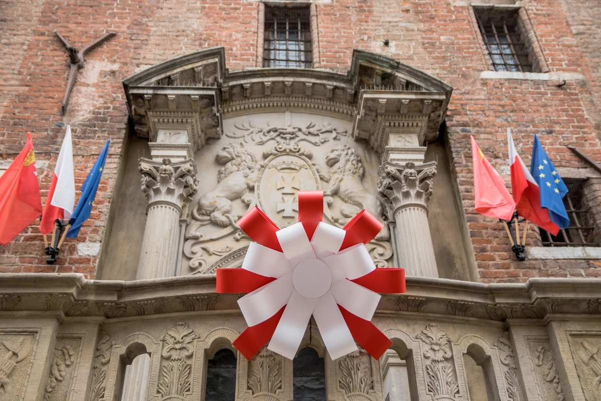 Rodzinne zdjęcie Gdańszczan i przyjaciół z Ukrainy i Białorusi, "Bieg Niepodległości", przemarsze i parady oraz wspólnie zatańczony polonez - to wydarzenia przygotowane  w Trójmieście w związku ze Świętem Niepodległości. Sprawdź, co będzie się działo.   