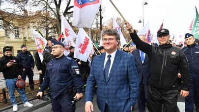 Wiceminister mówi o negocjacjach, policyjni związkowcy o zaostrzeniu protestu