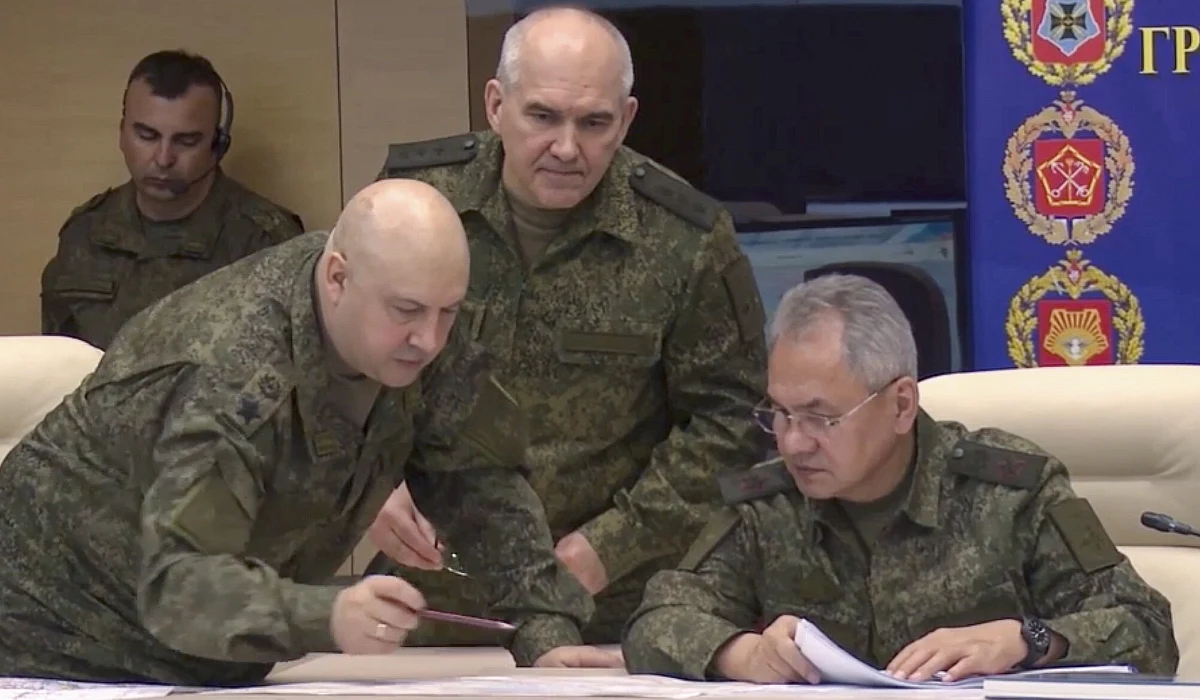 Minister obrony Federacji Rosyjskiej Siergiej Szojgu rozkazał w środę stacjonującym w Chersoniu wojskom rosyjskim wycofanie się na wschodni brzeg Dniepru. To efekt trwającej kilkadziesiąt dni ukraińskiej kontrofensywy na kierunku chersońskim.