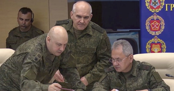 Minister obrony Federacji Rosyjskiej Siergiej Szojgu rozkazał w środę stacjonującym w Chersoniu wojskom rosyjskim wycofanie się na wschodni brzeg Dniepru. To efekt trwającej kilkadziesiąt dni ukraińskiej kontrofensywy na kierunku chersońskim.