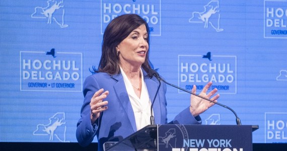 Demokratka Kathy Hochul, która pokonała we wtorkowym głosowaniu swego rywala Lee Zeldina, stała się pierwszą w historii kobietą wybraną na stanowisko gubernatora amerykańskiego stanu Nowy Jork. Hochul faktycznie sprawuje ten urząd po tym, gdy będąc wicegubernatorem przejęła go w 2021 r. po rezygnacji gubernatora Andrew Cuomo, oskarżanego o molestowanie seksualne.