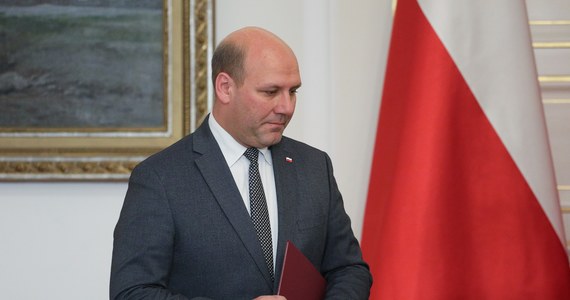 Minister ds. europejskich Szymon Szynkowski vel Sęk przebywa w Brukseli, gdzie przekonuje Komisję Europejską, by pieniądze z KPO trafiły w końcu do Polski. "Myślę, że wyjaśniłem część wątpliwości" - mówił po środowej turze rozmów. 