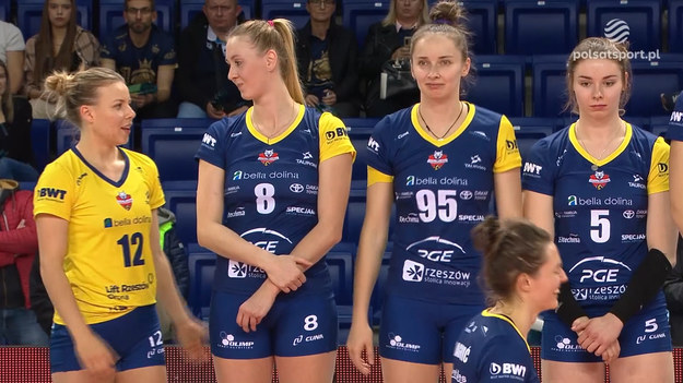 Grupa Azoty Chemik Police – Developres Bella Dolina Rzeszów 2:3 (25:22, 26:24, 16:25, 18:25, 10:15)
Wicemistrzynie Polski powtórzyły sukces sprzed roku. Siatkarki Developresu Bella Dolina Rzeszów po meczu pełnym zwrotów akcji pokonały Grupę Azoty Chemik Police i zdobyły AL-KO Superpuchar Polski im. Andrzeja Niemczyka. Rzeszowianki przegrały dwa pierwsze sety, ale później ruszyły w udaną pogoń za rywalkami i zwyciężyły 3:2.

 

Chemik: Fabiola Almeida de Souza, Martyna Czyrniańska, Agnieszka Korneluk, Jovana Brakocevic-Canzian, Martyna Łukasik, Iga Wasilewska – Maria Stenzel (libero) oraz Katarzyna Połeć, Maira Cipriano, Joanna Sikorska, Lenka Oveckova. Trener: Marek Mierzwiński.


Developres: Katarzyna Wenerska, Jelena Blagojević, Magdalena Jurczyk, Gabriela Orvosova, Weronika Szlagowska, Weronika Centka – Aleksandra Szczygłowska (libero) oraz Ann Kalandadze, Anna Obiała, Daria Przybyła (libero). Trener: Stephane Antiga.