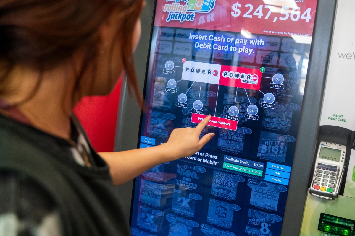 Właściciel sklepu Joe's Service Center przy stacji benzynowej w kalifornijskiej Altadena w USA dostał milion dolarów za sprzedanie kuponu, którego nabywca zdobył wartą 2,04 mld dolarów główną wygraną w loterii Powerball. Sprzedawca chce się podzielić nagrodą z wnukami.