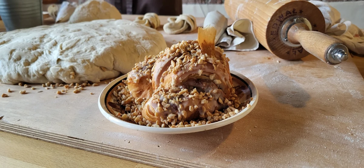 Poznaniacy świętują podwójnie 11 listopada. Właśnie jutro w stolicy Wielkopolski odbędą się obchody nie tylko z okazji Święta Niepodległości, ale też Dni Świętomarcińskich. To oznacza, że zarówno Poznań, jak i cała Wielkopolska zanurzą się w słodkim aromacie rogali. Sprawdzamy, jaka jest ich historia i w jaki sposób je wykonać.