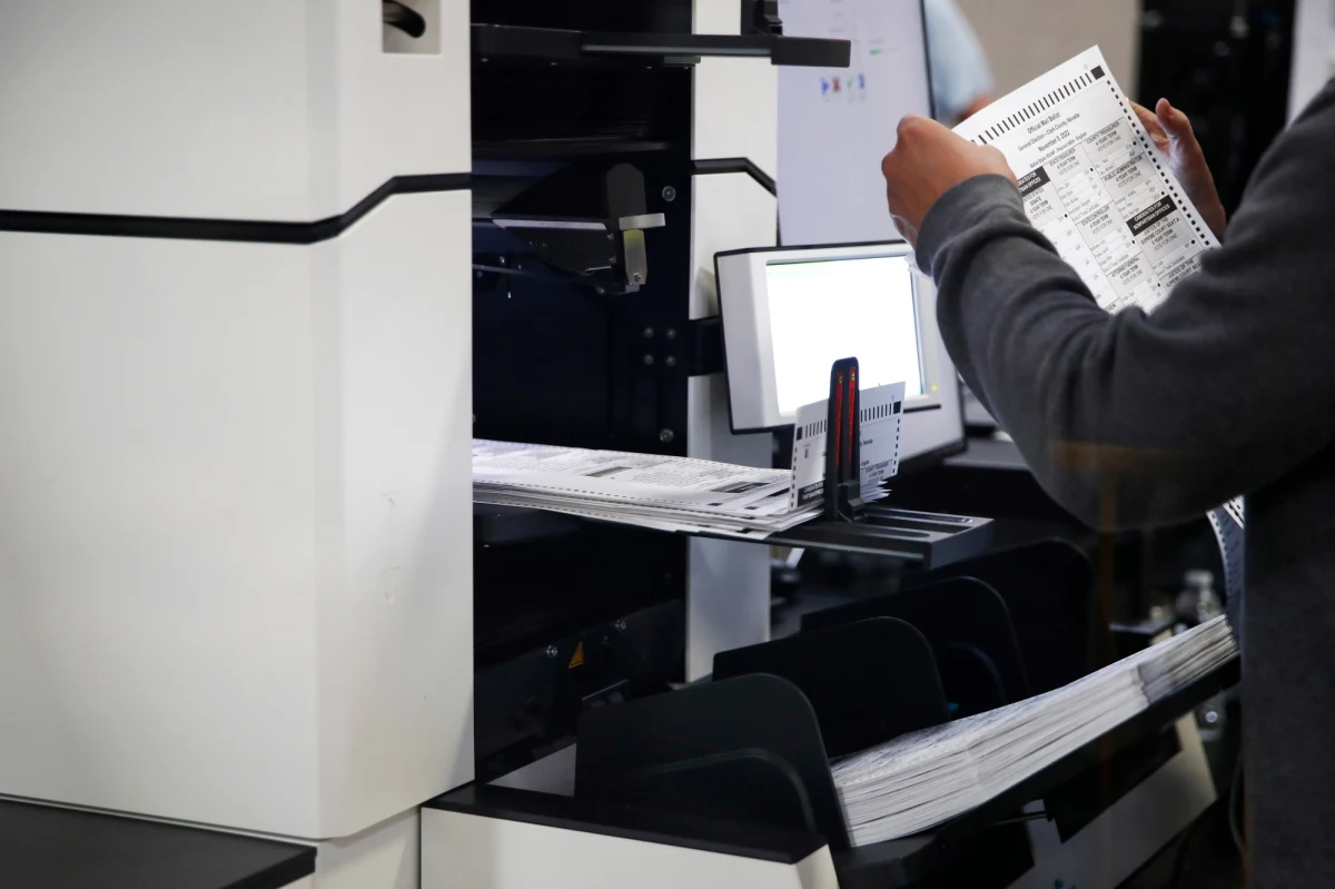 Ponad 24 godziny od zamknięcia pierwszych lokali wyborczych w wyborach do Kongresu wciąż nie jest jasne, która z partii będzie miała większość w każdej z izb amerykańskiego parlamentu. Nierozstrzygnięte pozostają wyścigi o trzy mandaty w Senacie i 45 z 435 w izbie Reprezentantów.