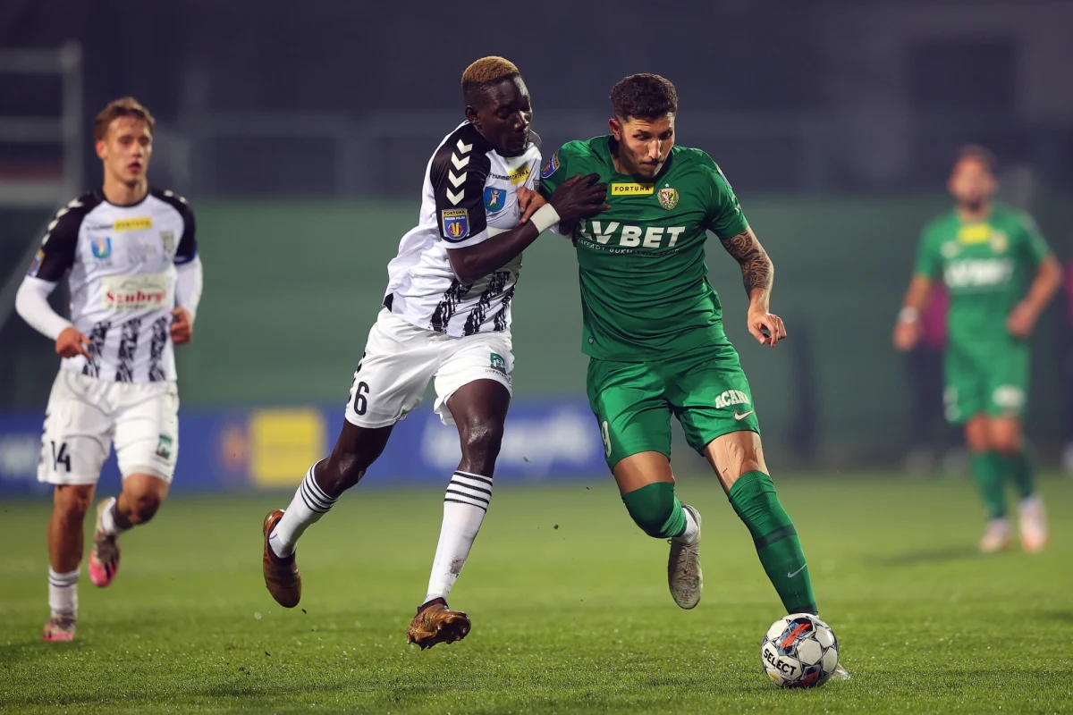 Skandalem zakończył się mecz 1/8 finału Pucharu Polski pomiędzy Sandecją Nowy Sączy i Śląskiem Wrocław. Rozgrywane w Niepołomicach spotkanie zostało przerwane w trakcie konkursu rzutów karnych, ze względu na rasistowskie zachowanie kibiców Śląska wobec piłkarza Sandecji. Do skandalu na meczu odniósł się też gość rozmowy 7 pytań o 7:07 w internetowym Radiu RMF24, były wiceszef PZPN Marek Koźmiński.