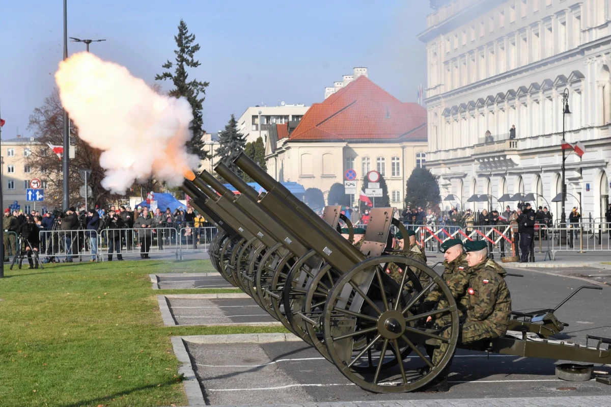 Uroczystości państwowe przed Grobem Nieznanego Żołnierza na Placu Piłsudskiego to główny punkt centralnych obchodów 11 listopada w Warszawie. W stolicy odbędzie się szereg wydarzeń - ulicami przejdzie m.in. Marsz Niepodległości. Zaplanowano również przejazd motocyklistów i Bieg Niepodległości. Ponadto przygotowano atrakcje dla mieszkańców - wśród nich piknik historyczny i prezentację makiet pomników dla dzielnicy Marszałka Piłsudskiego. 