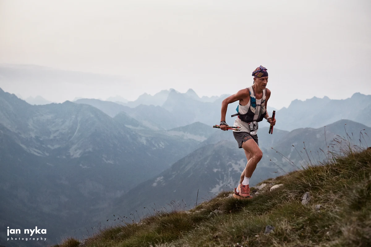 93 godziny i 44 minuty - to nowy rekord Głównego Szlaku Beskidzkiego, czyli najdłuższego szlaku w polskich górach. W takim czasie 511 kilometrów z Ustronia do Wołosatego przebiegł ultramaratończyk Roman Ficek. Tego wyczynu dokonał ze wsparciem swojego dwuosobowego zespołu. "Da się to zrobić o wiele, wiele godzin szybciej, ale musi się na to złożyć wiele czynników. Wszystko musi się zgrać idealnie - w tym pogoda i forma" - zaznacza biegacz z Małopolski. W rozmowie z dziennikarzem RMF FM Michałem Rodakiem opowiedział o kontuzji, z powodu której mógł nie skończyć trasy, o momentach załamania i tylko kilku godzinach snu, na które mógł sobie pozwolić.