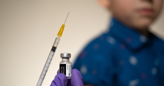 Ministerstwo Zdrowia wciąż nie zamówiło szczepionek przeciwko Covid-19 dla dzieci, które skończyły sześć miesięcy - ustalił to nasz reporter. Nowe preparaty dla tej grupy zostały dopuszczone do użytku przez Europejską Agencję Leków ponad trzy tygodnie temu, dziewiętnastego października. Powodem są formalności. Wciąż nie ma pozytywnej rekomendacji dla nowych preparatów rządowej Rady ds. Covid-19.