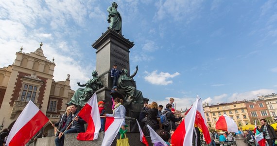 Co łączy Polaków? Eksperci, którzy uczestniczyli w specjalnej debacie podczas Rozmowy w południe w RMF FM są zgodni – to przede wszystkim rodzina. W przeddzień Święta Niepodległości naukowcy wskazują także, że Polacy szczególnie są dumni z ostatnich miesięcy, kiedy to pomagali swoim sąsiadom, dotkniętym wojną Ukraińcom. "Potwierdziliśmy naszą narodową cechę - jak jesteśmy w potrzebie to potrafimy się zebrać, przezwyciężyć podziały i zrobić coś wspaniałego. To łączy Polaków od lewej do prawej" – zauważył Marcin Duma, socjolog i szef pracowni badań opinii społecznych IBRiS. 