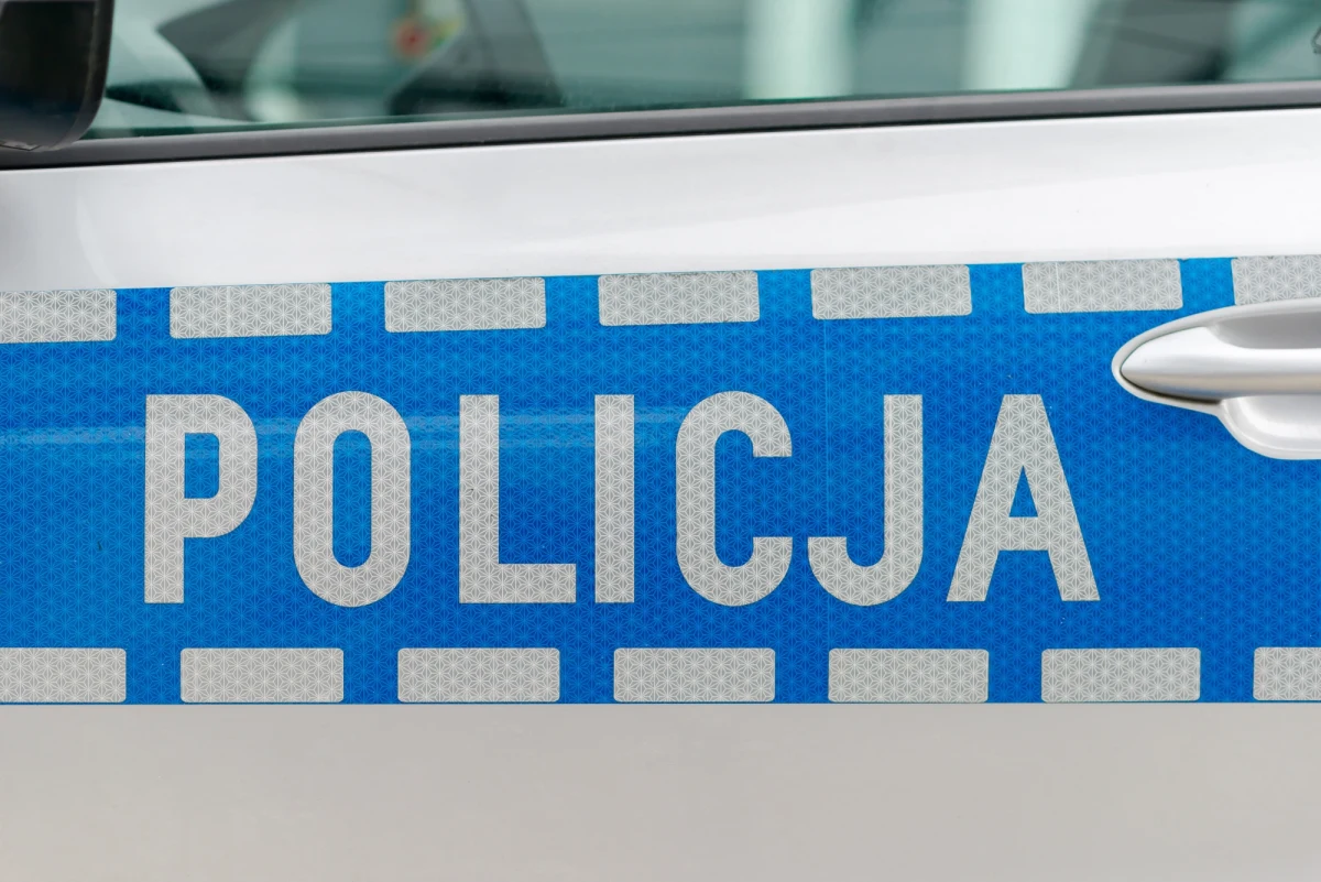 Pijana 43-letnia kobieta wjechała swoim bmw w policyjny radiowóz. Tłumaczyła, że "piła winko do obiadu i jakoś tak wyszło". "Kobieta usłyszała zarzuty, za które sąd może ją skazać na dwa lata więzienia oraz wysoką grzywnę" - poinformował rzecznik mokotowskiej policji podkom. Robert Koniuszy.