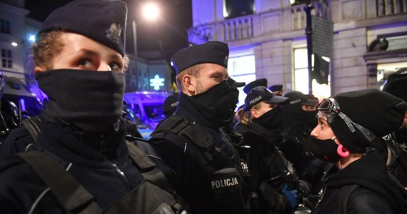 Policjant BOA, który podczas Marszu Kobiet w 2020 roku w Warszawie użył pałki teleskopowej wobec protestujących, został wysłany na kurs oficerski - dowiedział się reporter RMF FM. Taką decyzję wobec aspiranta podjął dowódca jednostki. 
