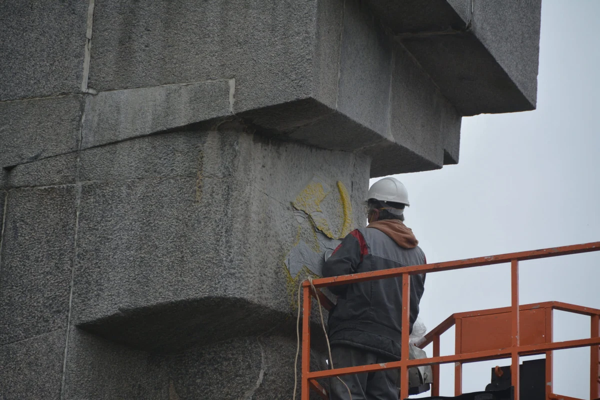 Z kontrowersyjnych olsztyńskich "szubienic" usunięto dzisiaj totalitarne znaki sierpa i młota. To zapowiadał wcześniej prezydent Piotr Grzymowicz. To nie kończy jednak dyskusji o przyszłości byłego pomnika wdzięczności Armii Czerwonej. IPN stoi na stanowisku, że taki obiekt nie powinien być w przestrzeni publicznej.